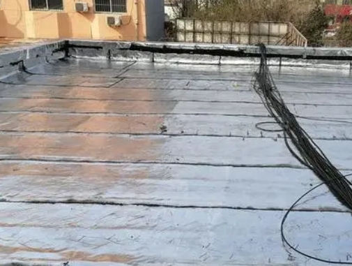 商洛市卫生间漏水维修公司分享下商洛市屋面楼顶防水刚性防水层施工要点。